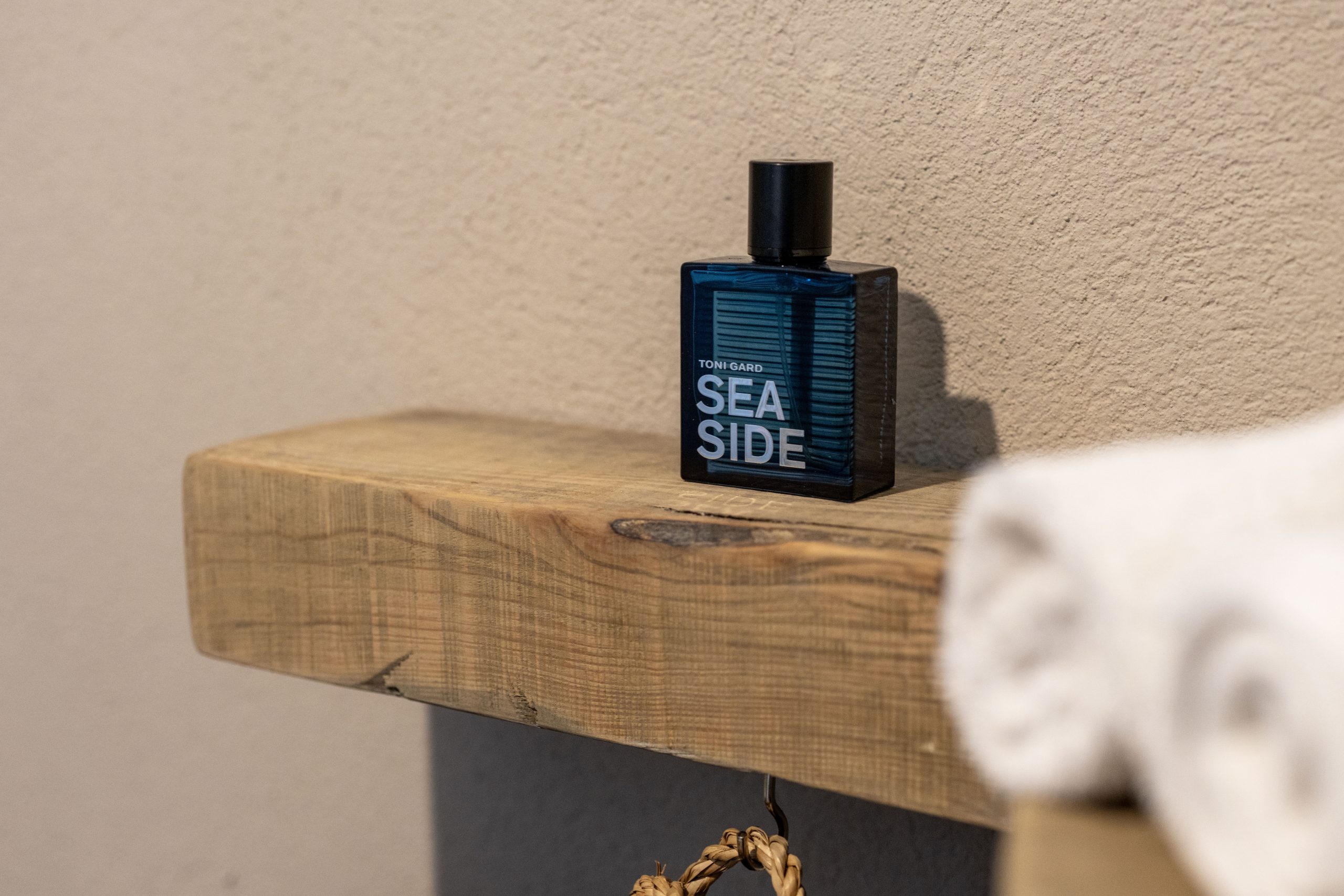Parfum Detail im Bad